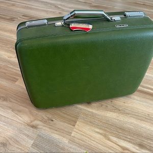 Vintage American tourister suitcase. Excellent condition. Keys included.